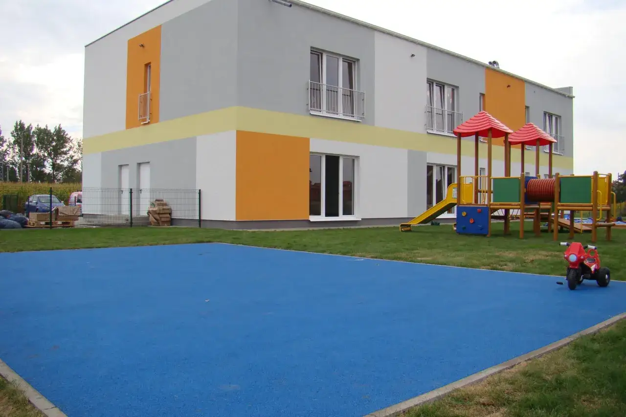 naturalne nawierzchnie plac zabaw porównanie