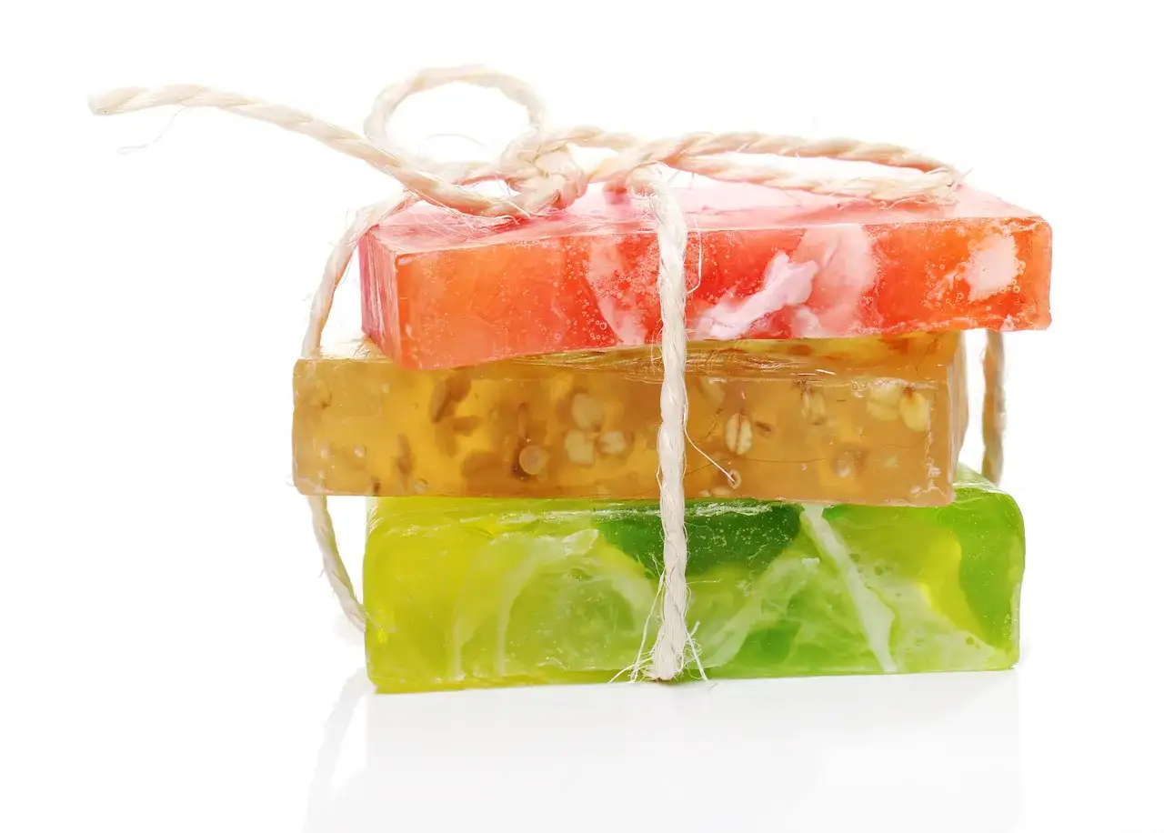 Kolorowe, ręcznie robione mydła związane sznurkiem. Idealne do zabawy i nauki, jak zrobić mydło z dziećmi w przedszkolu.