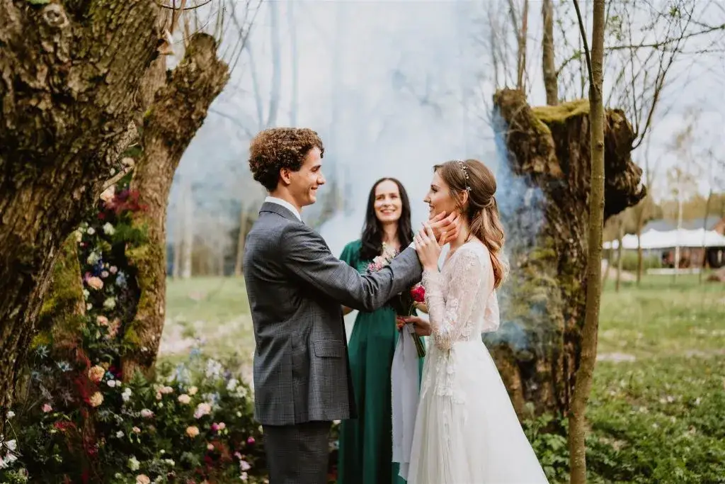 para młoda ślub humanistyczny w plenerze