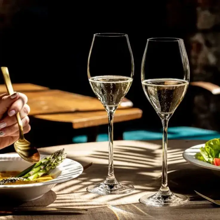 kieliszki z prosecco i winem na eleganckim przyjęciu