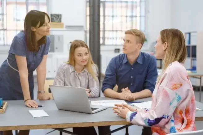 r&oacute;żne osoby korzystające z doradztwa zawodowego