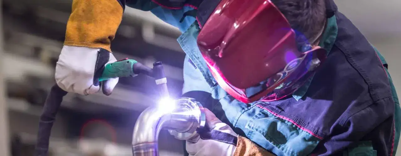 Zdjęcie Co robi spawacz? Odkryj jego kluczowe zadania i umiejętności