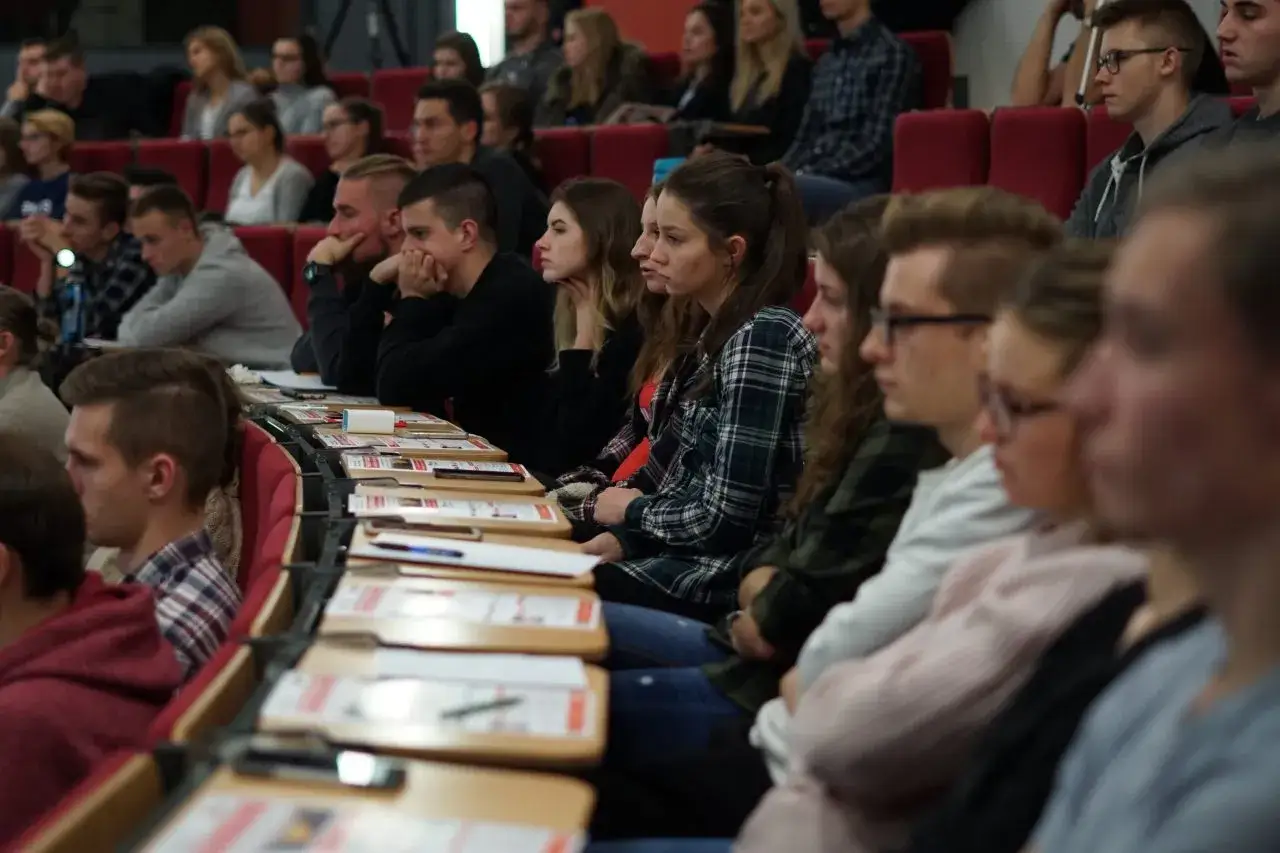 osoba ucząca się logistyki, student logistyki, kurs na spedytora