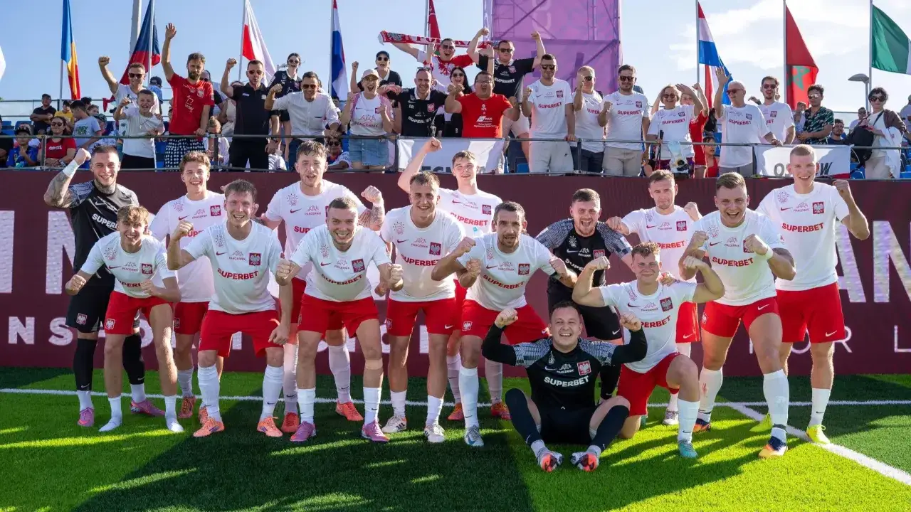 Drużyna świętuje sukces na boisku, dumna z reprezentowania Polski. To moment radości z polska mistrzostwa świata.