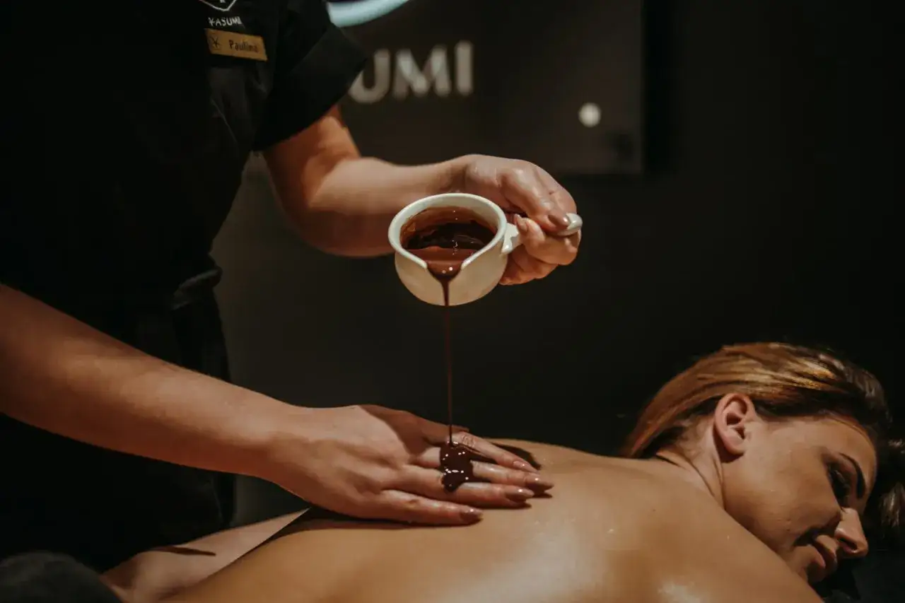 kobieta relaksująca się podczas masażu czekoladowego