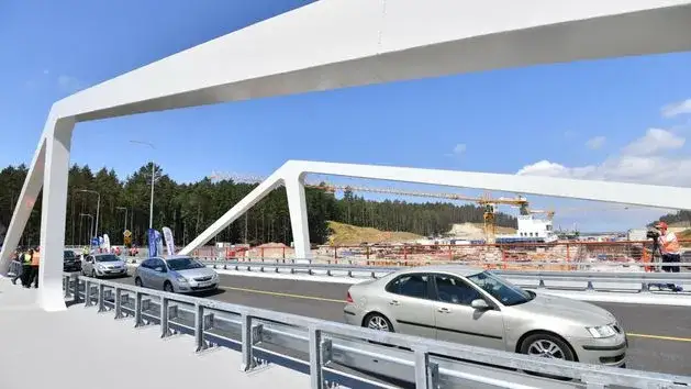 Samochód na drodze Mierzeja Wiślana