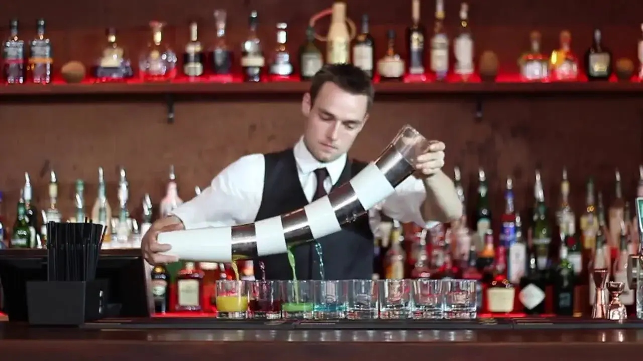 barman przygotowujący drink flair