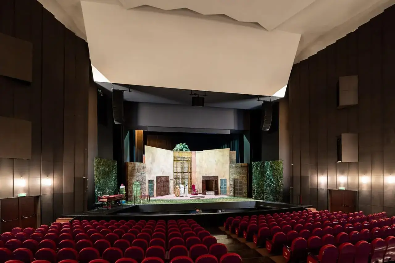 Widok na scenę i czerwone fotele widowni. Teatr wielki plan widowni, gotowy na spektakl.