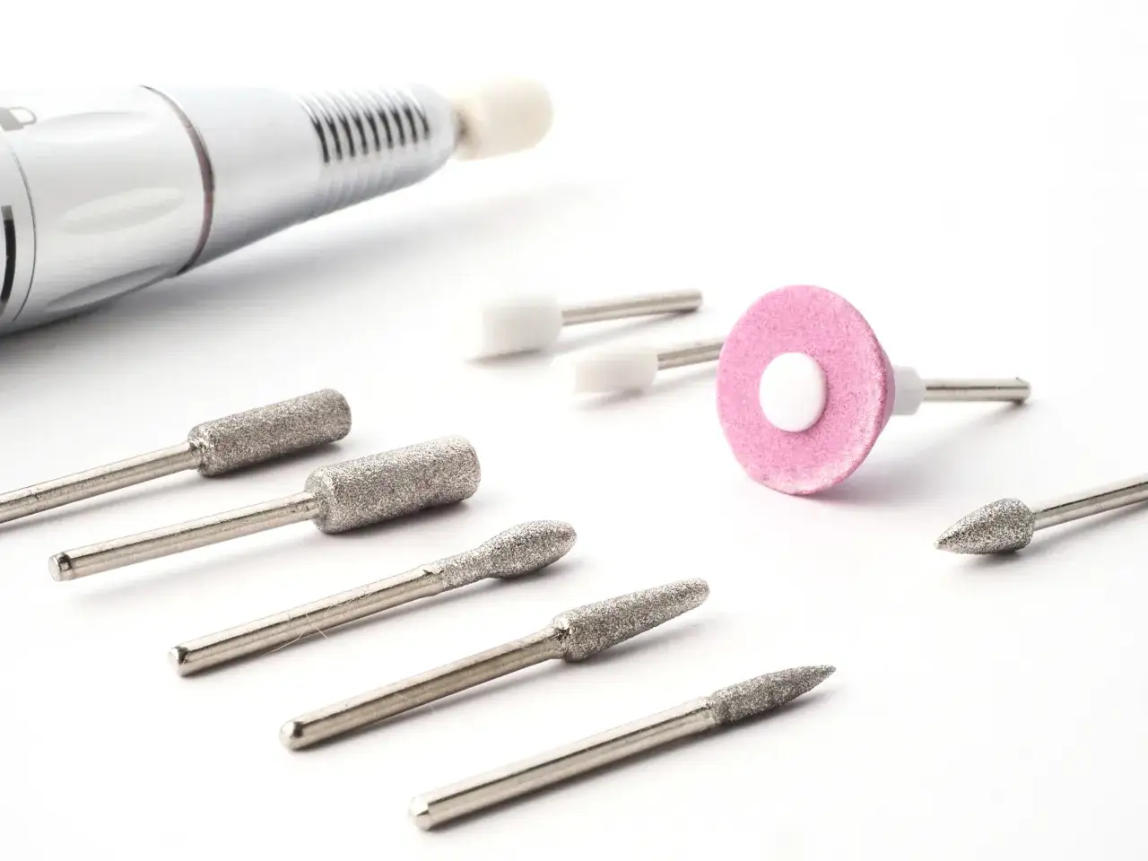 rodzaje frez&oacute;w do paznokci, frezy diamentowe, frezy węglikowe, frezy ceramiczne