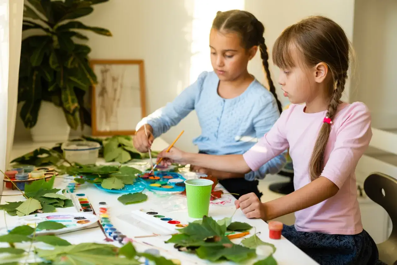 Dzieci bawiące się kreatywnie w domu lub ogrodzie, budujące bazę, malujące
