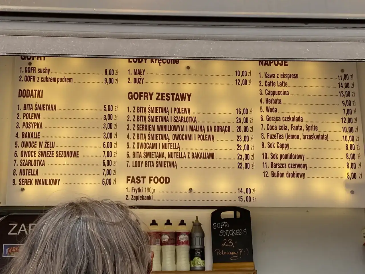 Cennik gofrów nad morzem: suchy 8 zł, z cukrem pudrem 9 zł. Zestawy od 16 zł. Napoje i fast food również w ofercie.