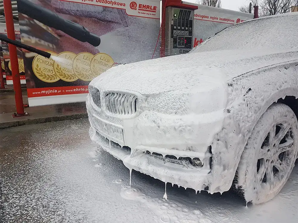 mycie samochodu myjnia bezdotykowa piana aktywna