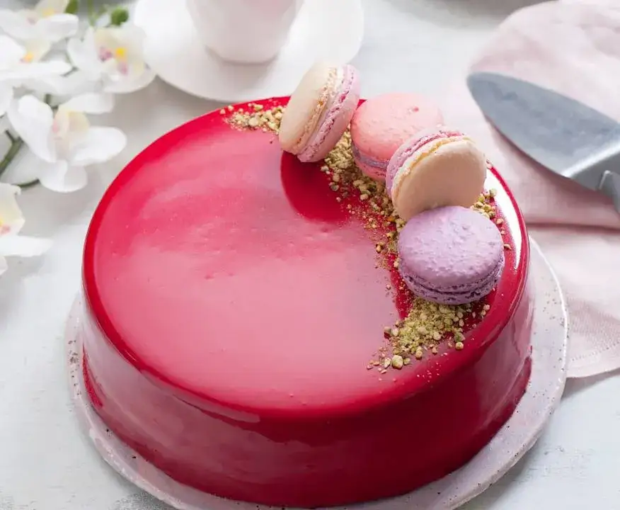 Ciasto z polewą mirror glaze różne kolory