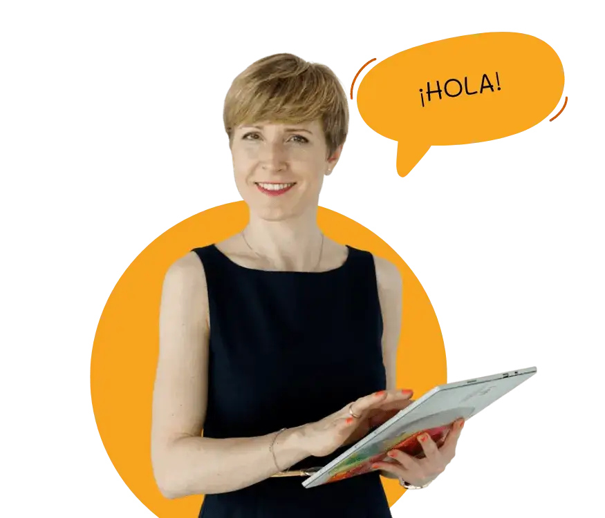 osoba ucząca się hiszpańskiego z uśmiechem