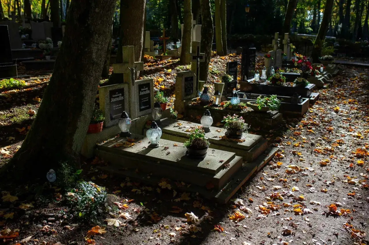 Cmentarz w Słupsku jesienią. Spokojne pochówki wśród opadłych liści i drzew.
