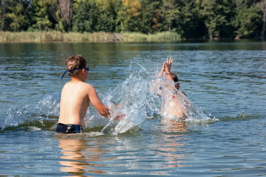 rodzina na wakacjach w Polsce, dzieci bawiące się na plaży, w górach, nad jeziorem