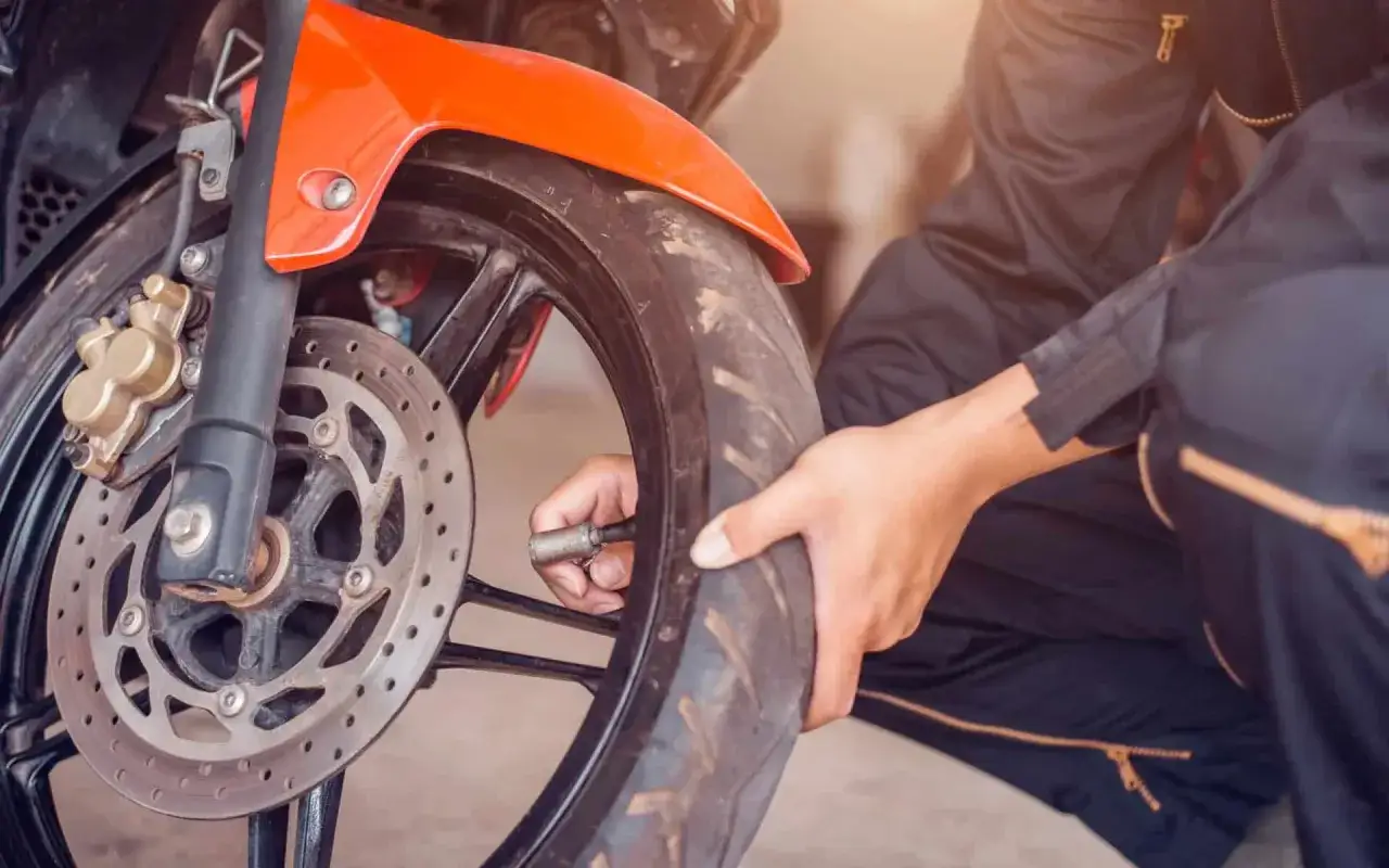 naklejka ciśnienie opon motocykl, instrukcja motocykla ciśnienie