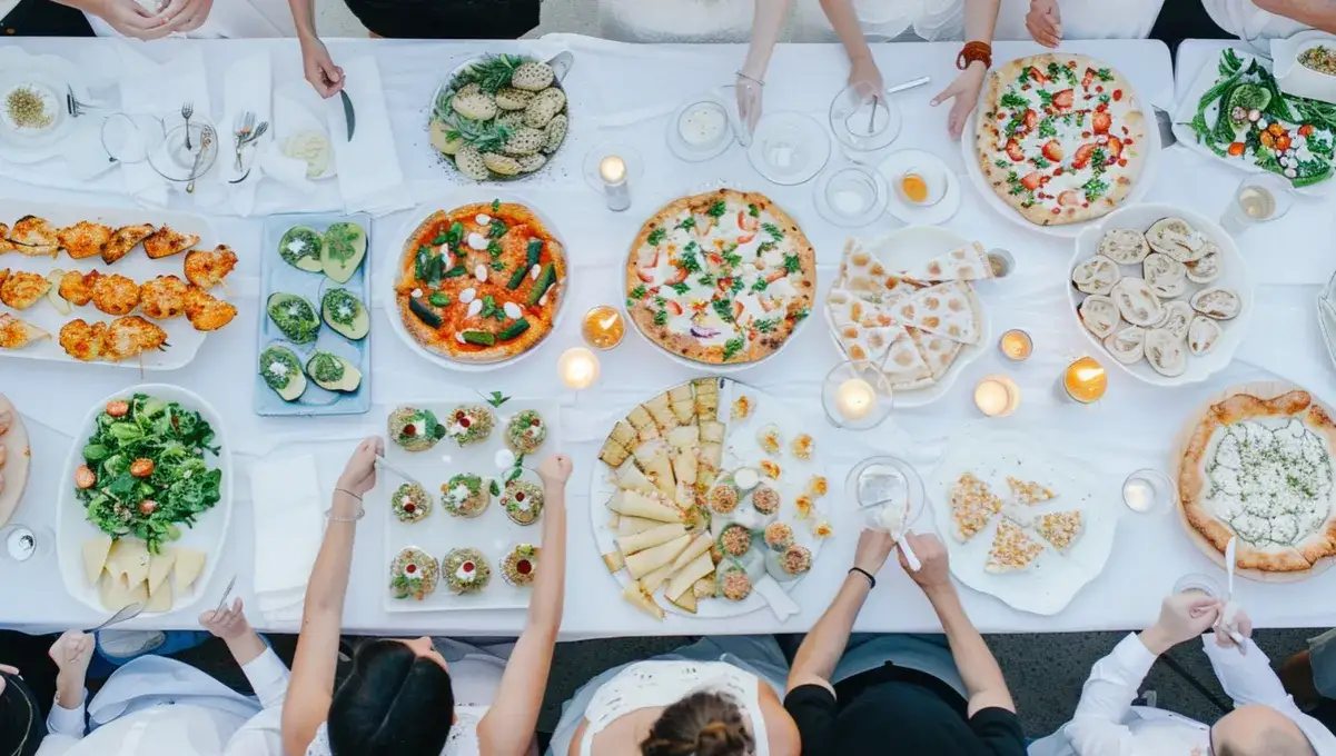 porównanie kosztów cateringu na 30 osób