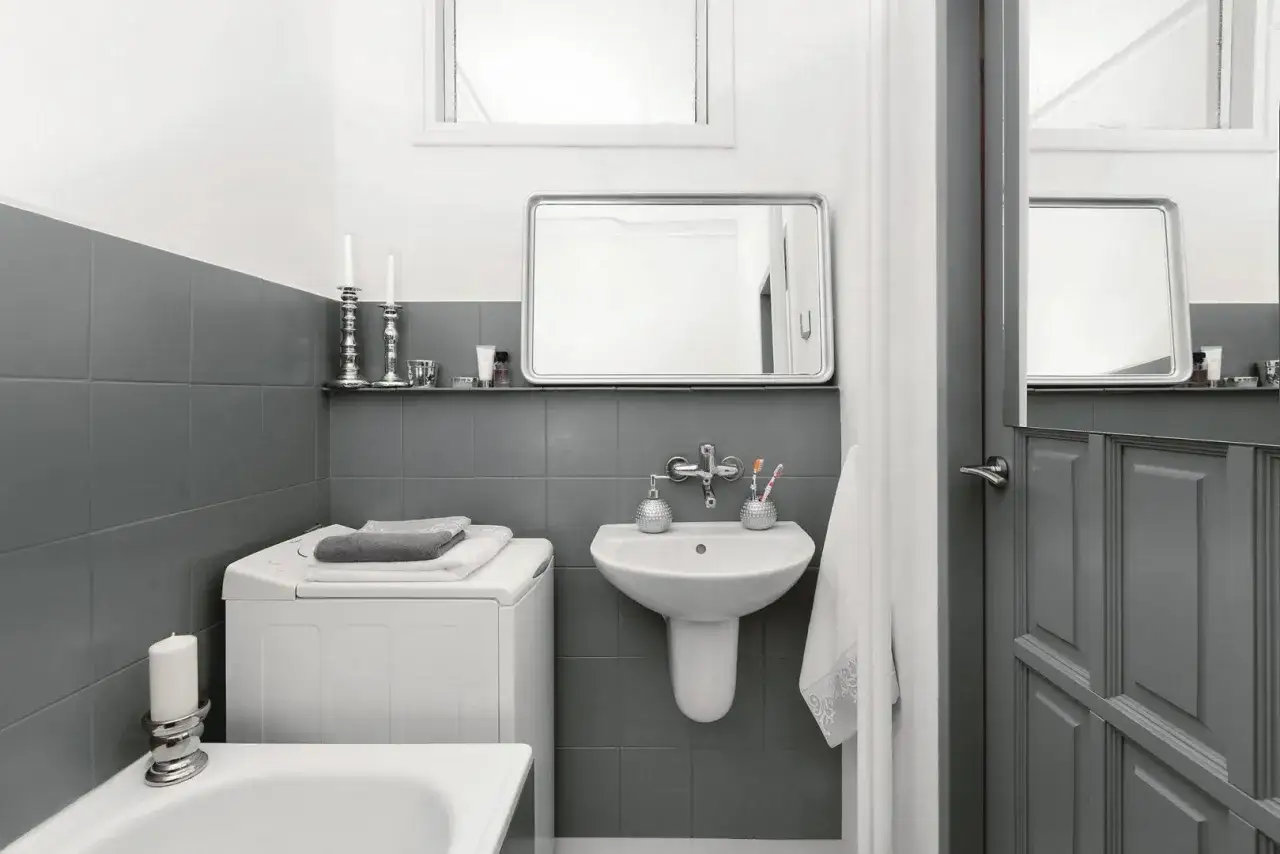 Zadowolona osoba po remoncie łazienki DIY