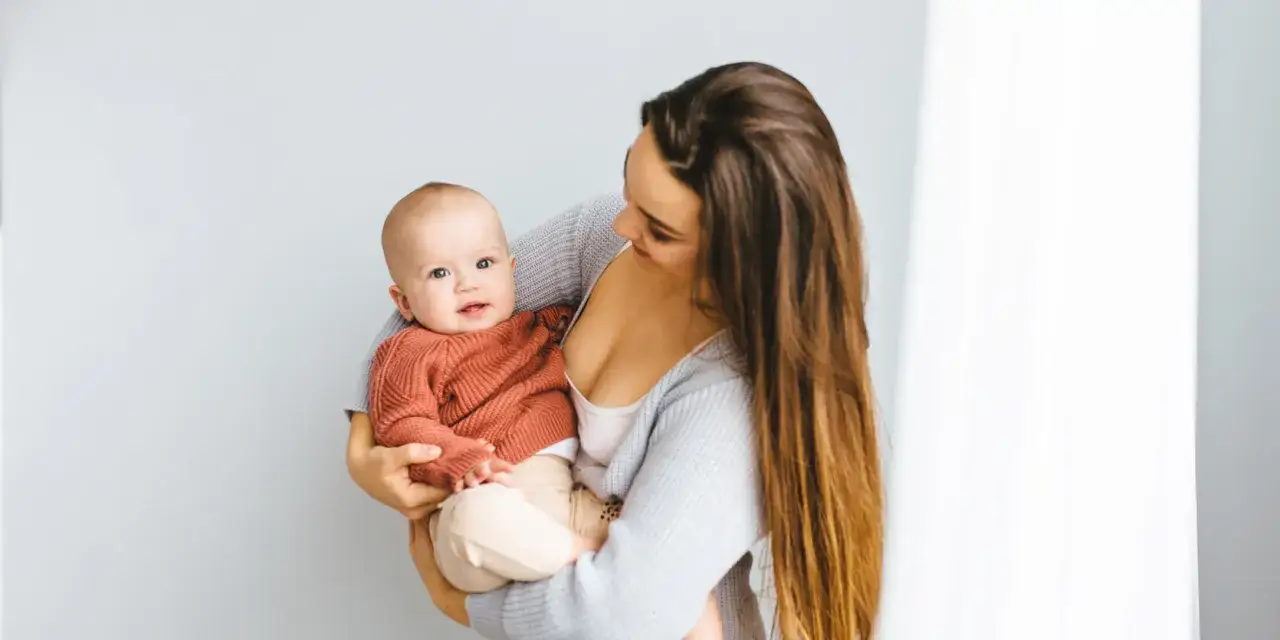 Rodzic kołyszący niemowlę w ramionach