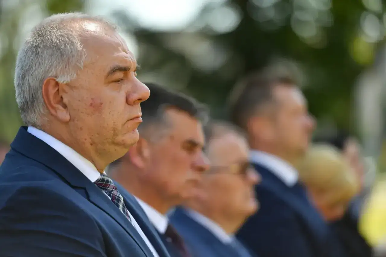 Mężczyźni w garniturach, być może dyskutują o ustawie o bezkarności urzędników.