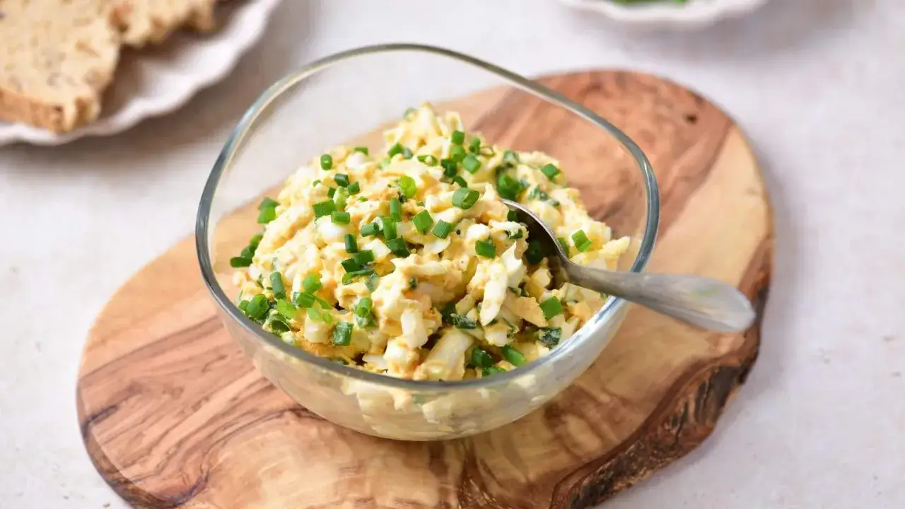 Pyszna pasta jajeczna z chrzanem, posypana szczypiorkiem, czeka na chrupiące pieczywo.