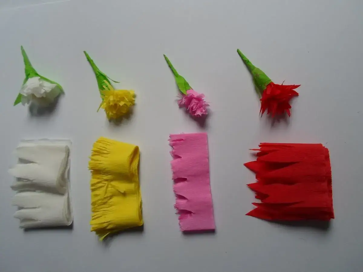 Kolorowe kwiaty z bibuły wzory: białe, ż&oacute;łte, r&oacute;żowe i czerwone. Gotowe do tworzenia dekoracji.