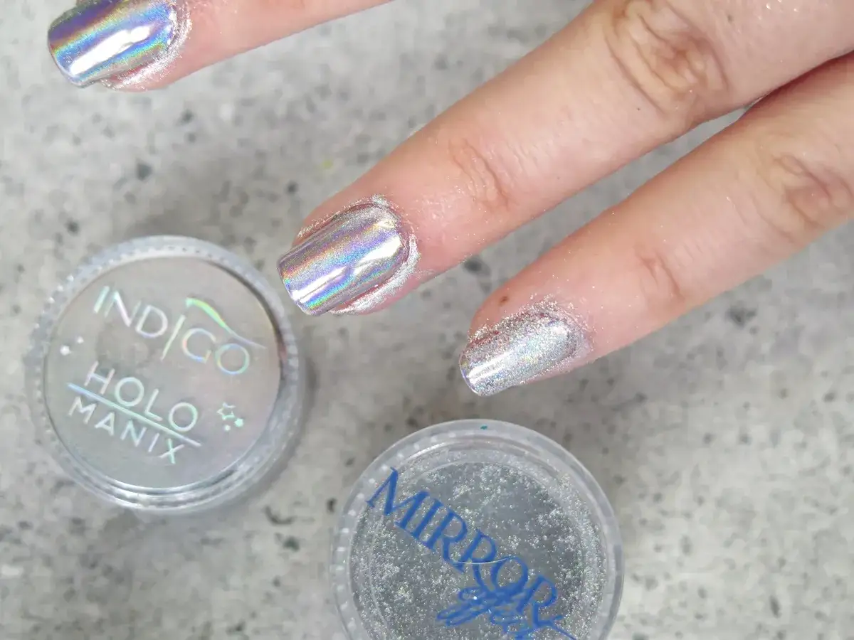 Efekty pyłków do paznokci Indigo Holo Manix i Mirror tworzą hipnotyzujący, lustrzany blask na paznokciach.