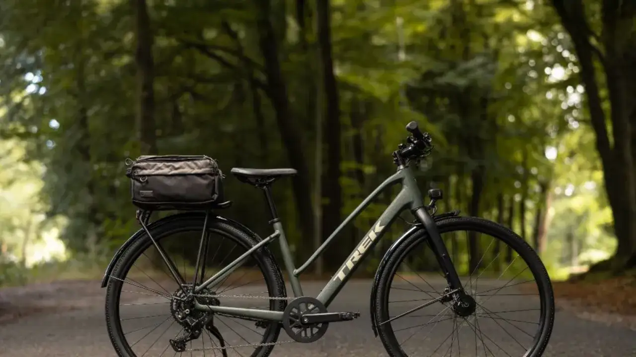 Zielony rower Trek z sakwą na bagażniku, idealny na wycieczki. Zwr&oacute;ć uwagę na wygodę i funkcjonalność przy zakupie roweru.