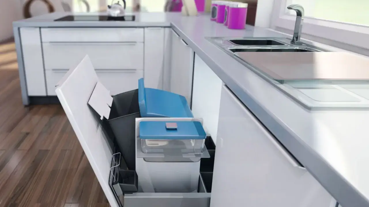 zorganizowana szafka pod zlewem z matą