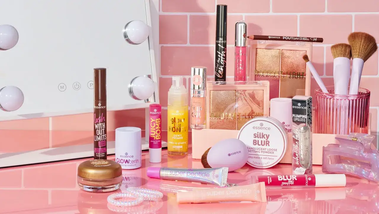 Kolekcja kosmetyk&oacute;w essence: tusz do rzęs, paleta cieni, błyszczyki i puder. Essence to firma znana z przystępnych cen i modnych produkt&oacute;w.