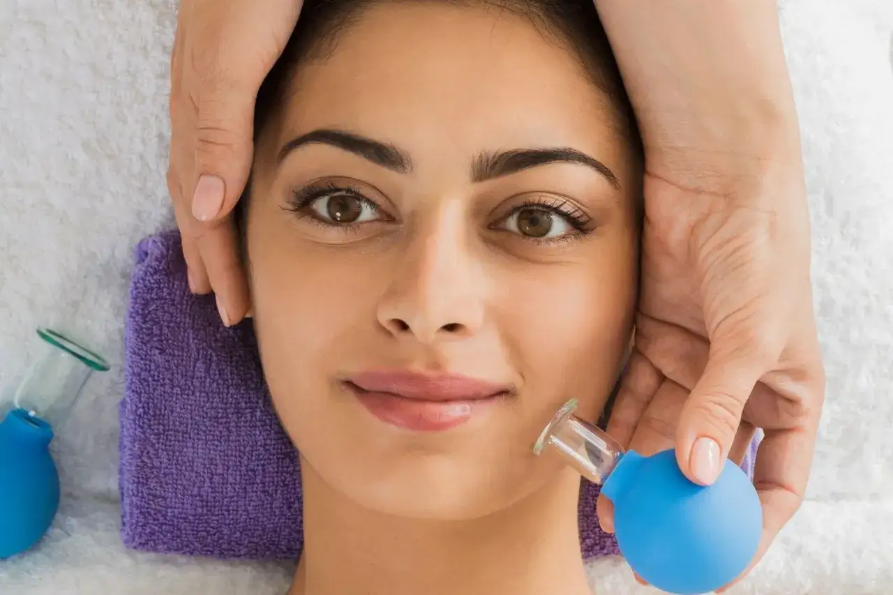 Zabieg odmładzający z użyciem bańki chińskiej do twarzy. Delikatne ssanie poprawia krążenie i elastyczność skóry.