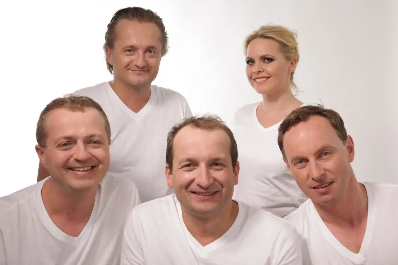 Uśmiechnięci artyści Kabaretu Moralnego Niepokoju, gotowi do kolejnych skeczy.