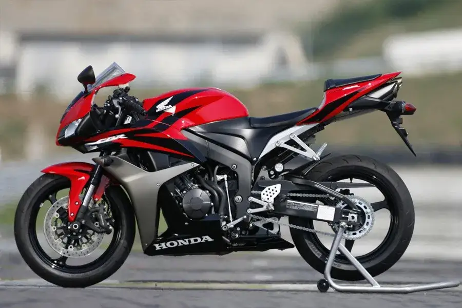 Zdjęcie Honda CBR 600RR ile ma koni? Odkryj moc i osiągi motocykla