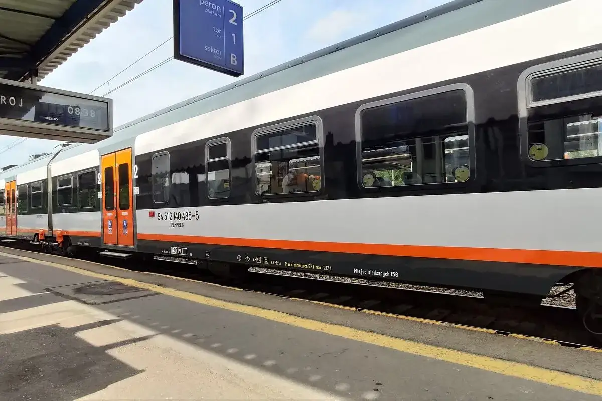 Pociąg PKP na stacji, gotowy do podróży z Kielc do Krakowa.