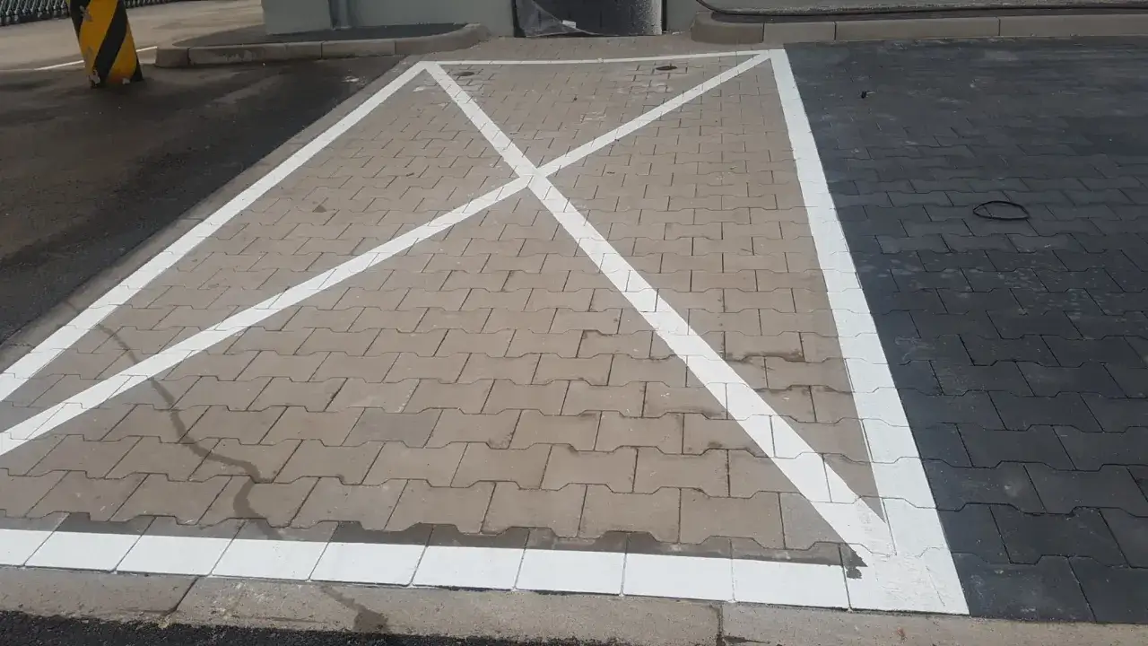 Nowe linie na parkingu wyznaczają miejsce dla niepełnosprawnych. Co oznacza parking z koperta? To specjalne miejsce, które ułatwia dostęp osobom z niepełnosprawnościami.