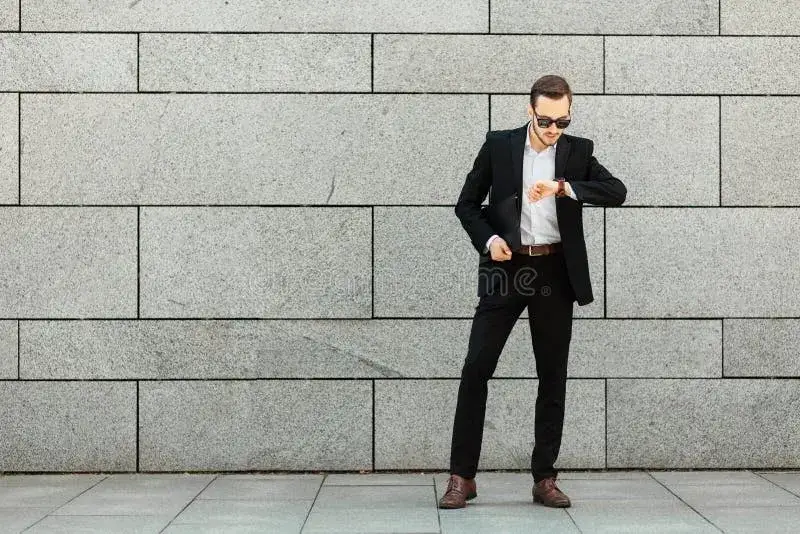 Osoba patrząca na zegarek w oczekiwaniu na pieniądze