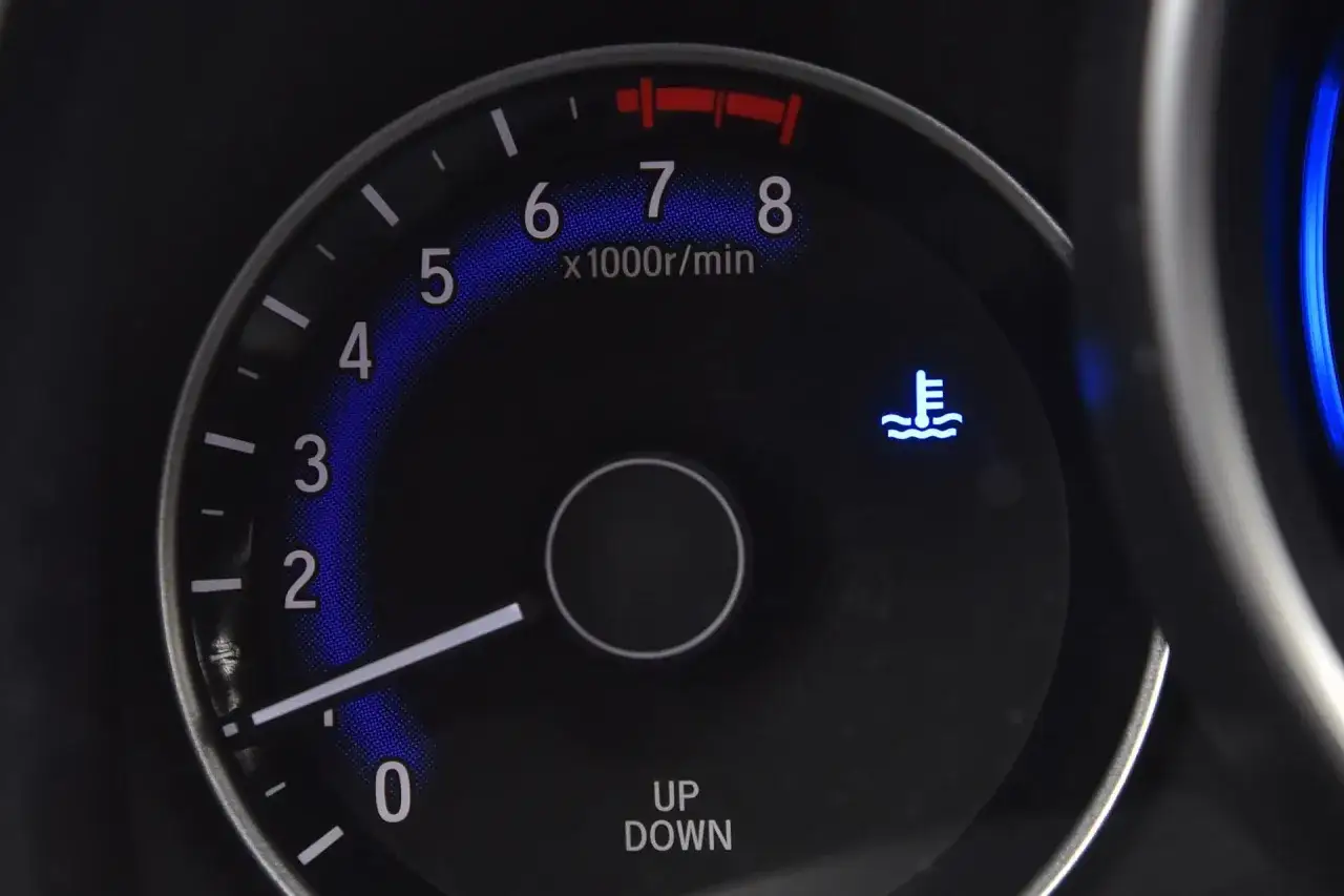 Kontrolka płynu chłodniczego Audi świeci się, sygnalizując problem z temperaturą silnika.