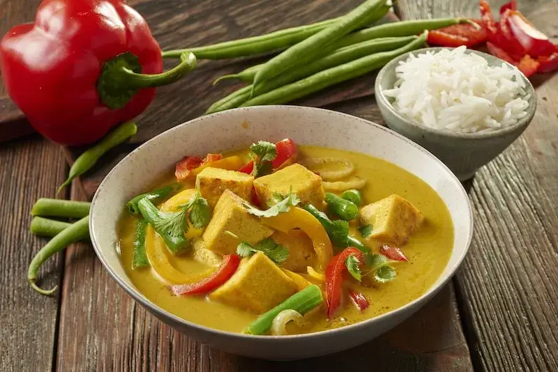 r&oacute;żne wersje ryżu curry z kurczakiem, warzywami, tofu