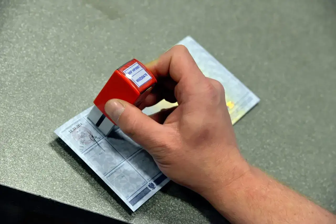 Pieczątka na dokumencie potwierdzającym przegląd techniczny samochodu. Dowiedz się, ile kosztuje przegląd techniczny samochodu.