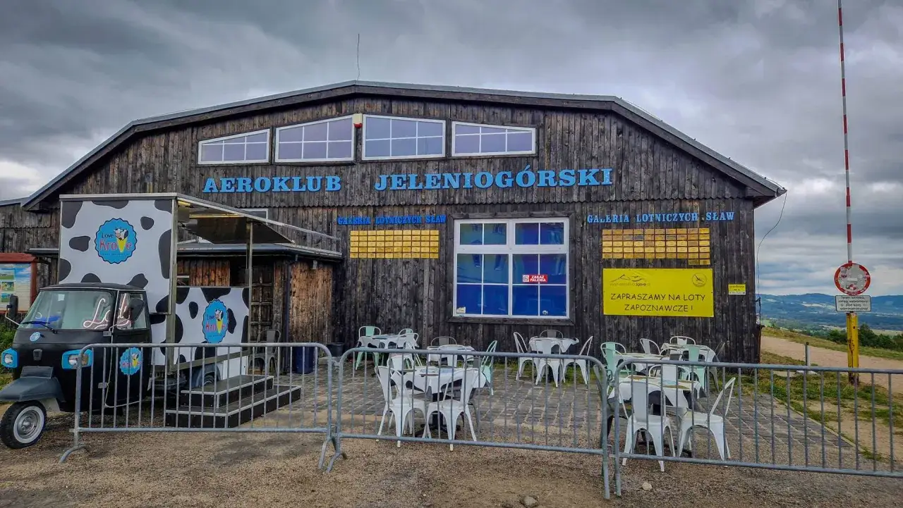 G&oacute;ra szybowcowa Jelenia G&oacute;ra: Aeroklub zaprasza na loty. Jak dojechać? Tuż obok food truck 