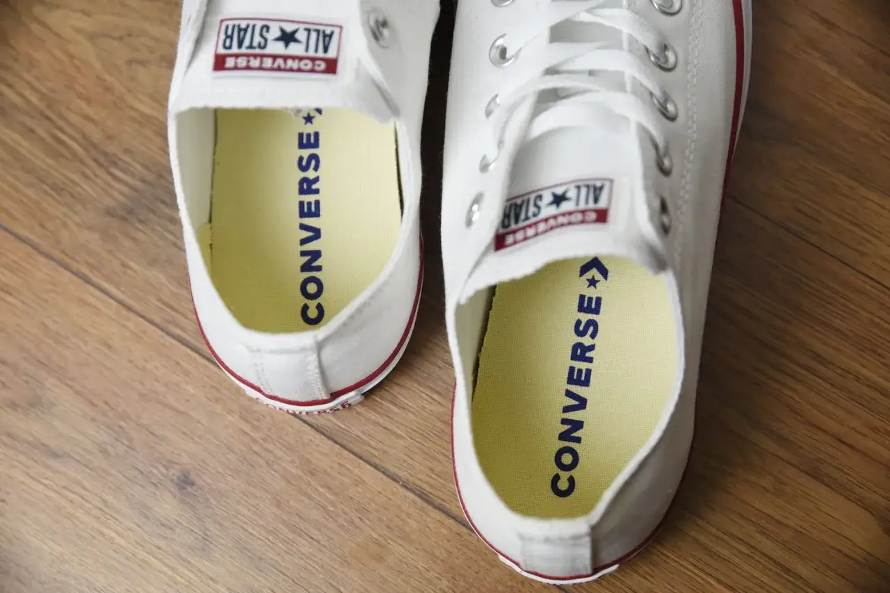 Białe trampki Converse All Star, z widocznym logo i napisem 