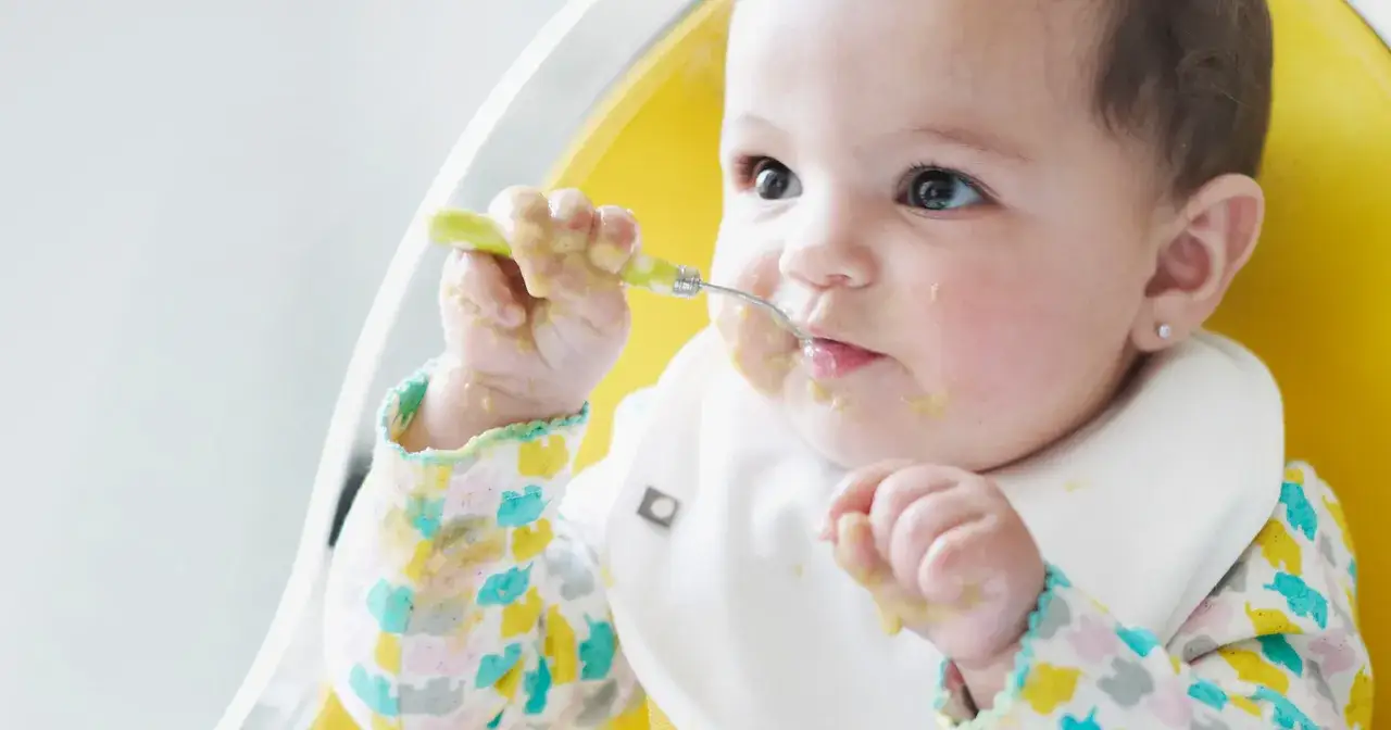 roczne dziecko je samodzielnie r&oacute;żnorodne posiłki