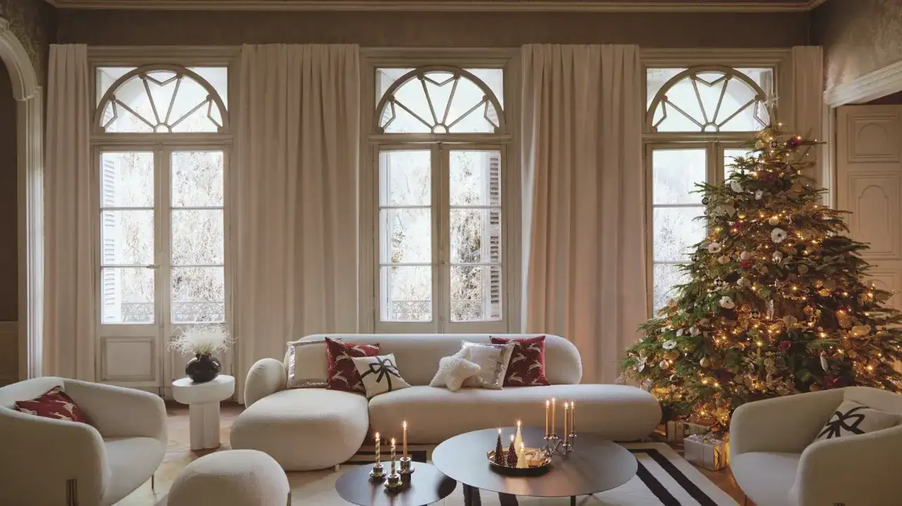 Przytulny salon z choinką i świecami, idealny przykład, jak ozdobić mieszkanie na święta.