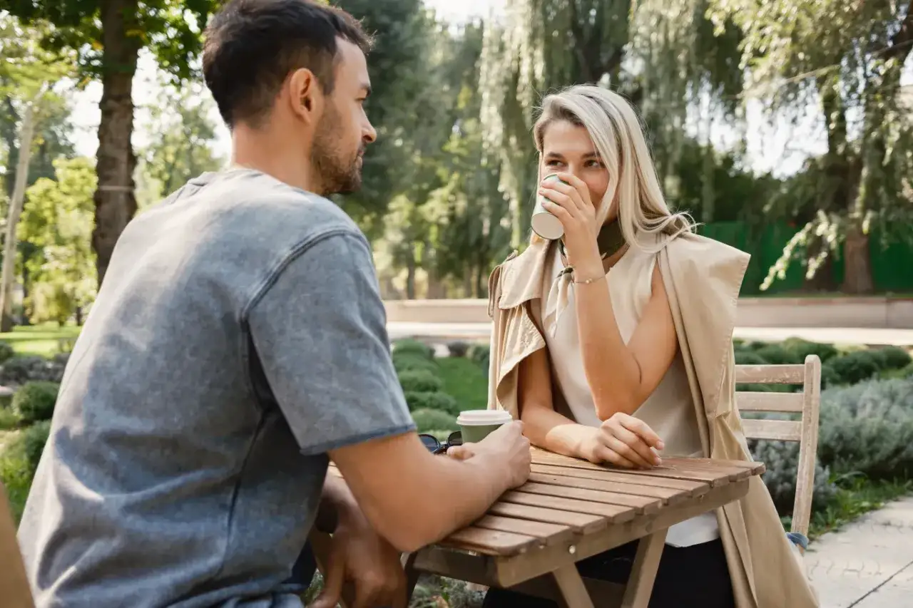 Para, gdzie na pierwszą randkę? Miła atmosfera, kawa i rozmowa.