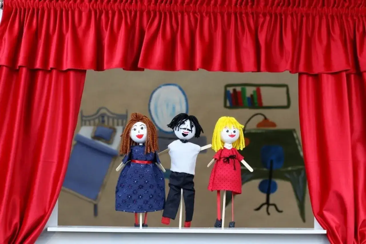 Trzy kukiełki na patykach, gotowe do zabawy w teatrzyk cieni. Zobacz, jak łatwo zrobić taki teatrzyk!