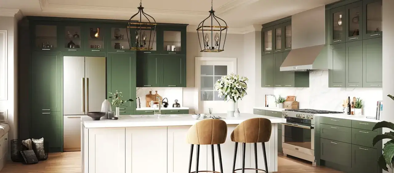 Elegancka kuchnia modern classic z zielonymi frontami, wyspą i złotymi lampami.