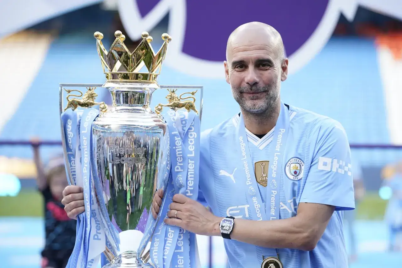 Pep Guardiola con trofeos Manchester City