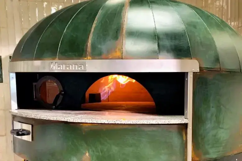 Profesjonalny piec do pizzy elektryczny i opalany drewnem w restauracji