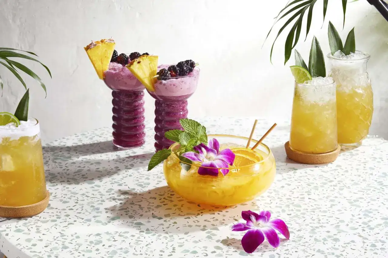 Kolorowe drinki z owocami i kwiatami idealnie pasują do Grant's Tropical Fiesta. Z czym pić? Z tymi orzeźwiającymi napojami!